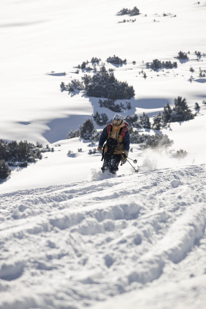 Skier σε βαθύ χιόνι στα βουνά του Τιεν Σαν στο Κιργιστάν